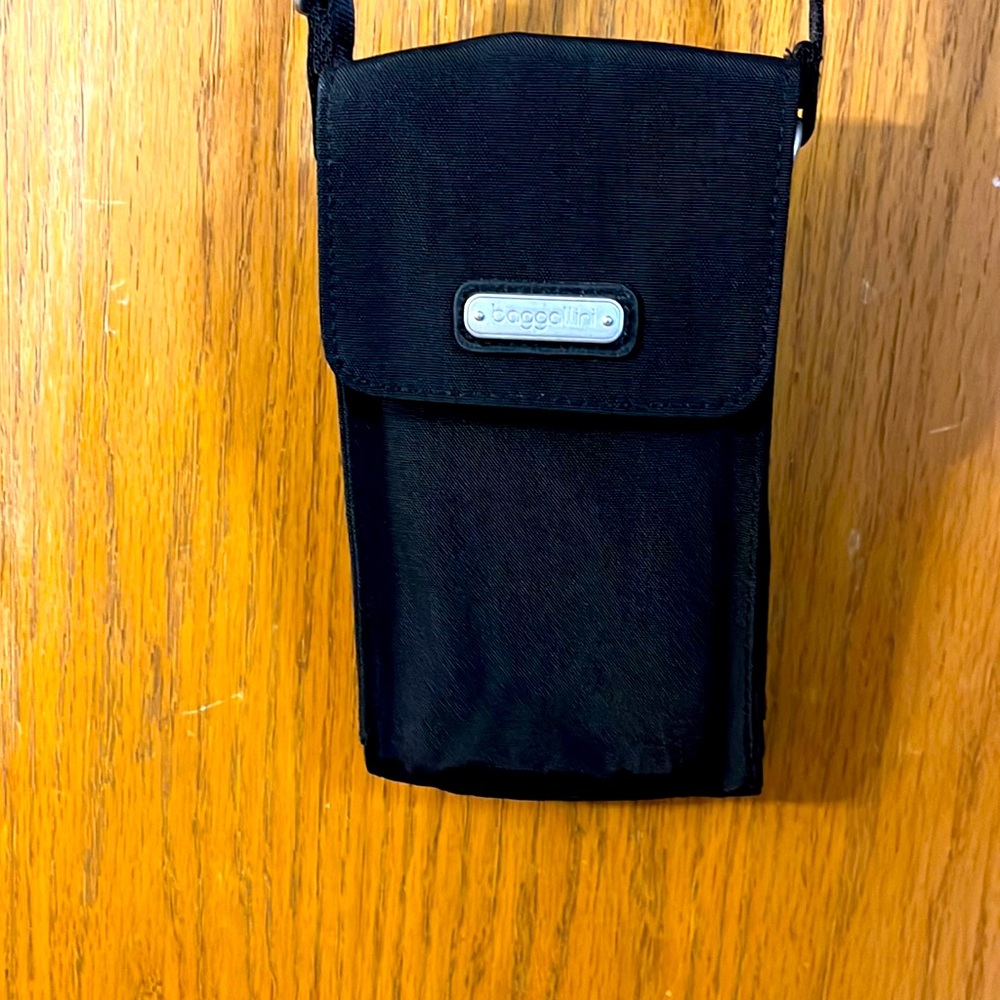 Baggalini phone purse/ Black